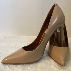 Nude pumps